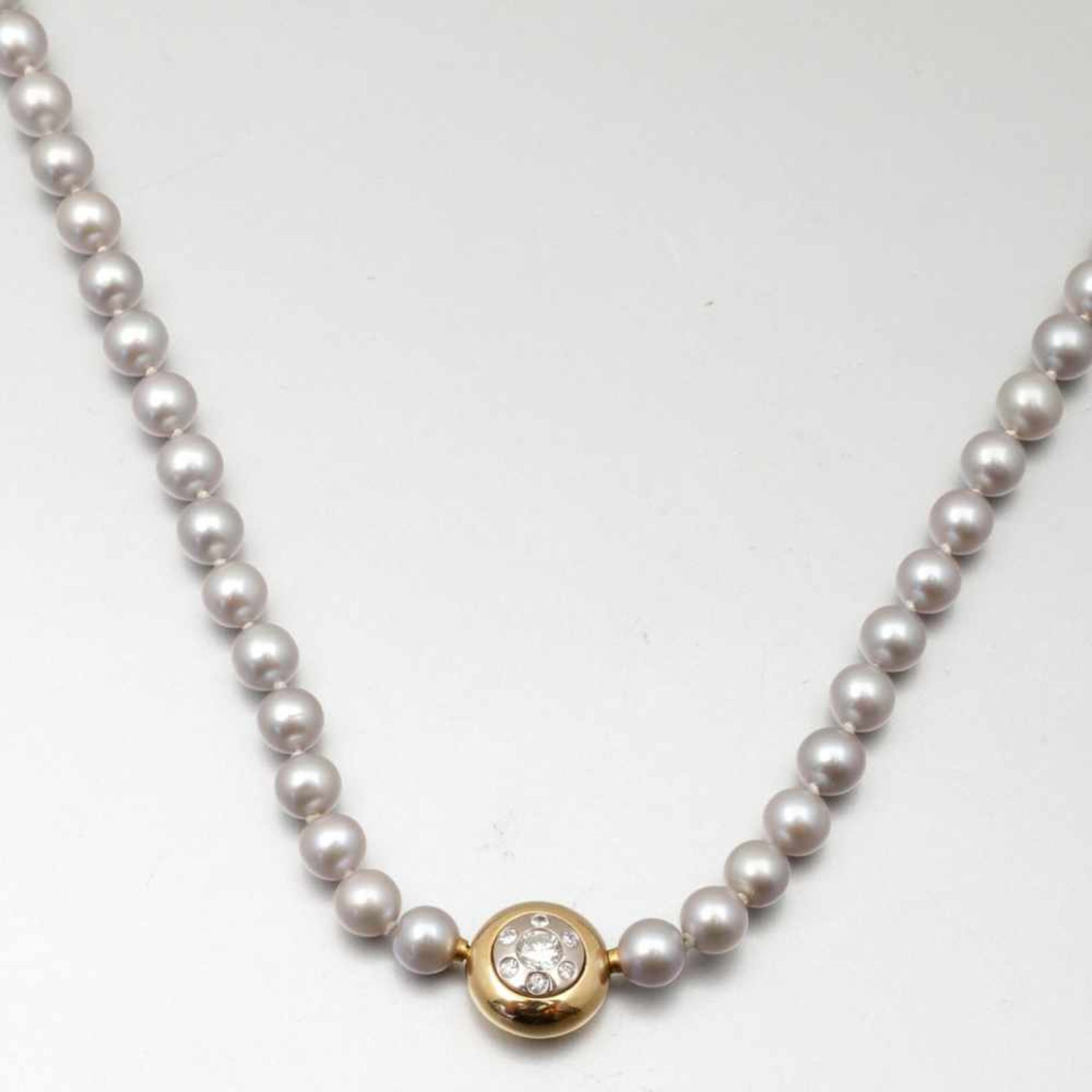 Modernes Perlencollier mit Brillantschließe750/- Weißgold und Gelbgold, gestempelt. Gewicht: 32, - Image 2 of 2
