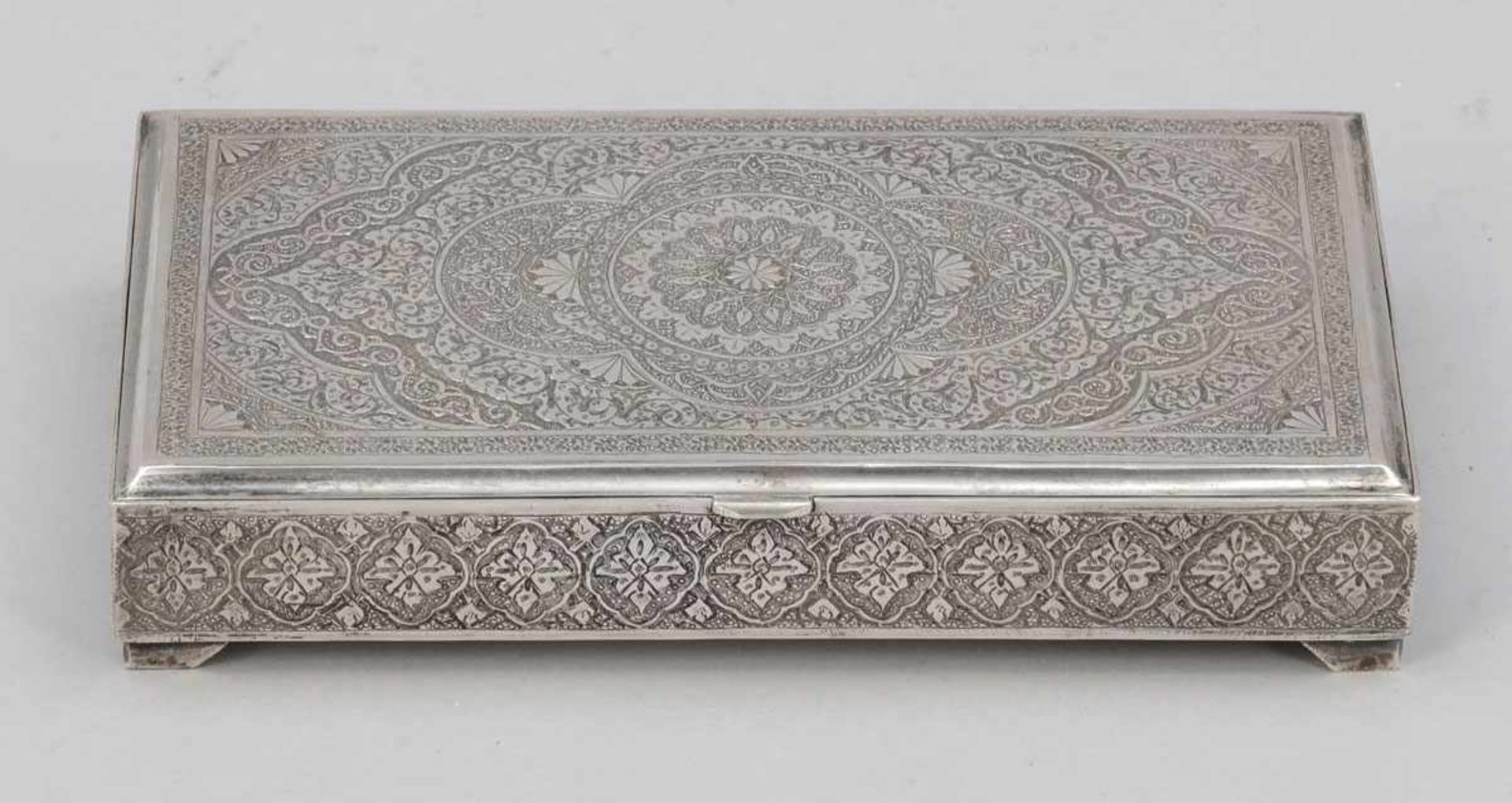 ZigarettenetuiWohl Iran. Silber. Punzen: Herst.-Marke, Feingehaltsstempel. 3,5 x 18 x 9,5 cm.