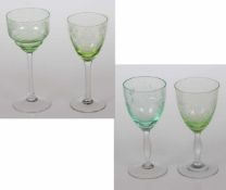 4 unterschiedliche WeingläserJugendstil, um 1910. Fuß und Schaft aus farblosem Glas. Kuppa aus