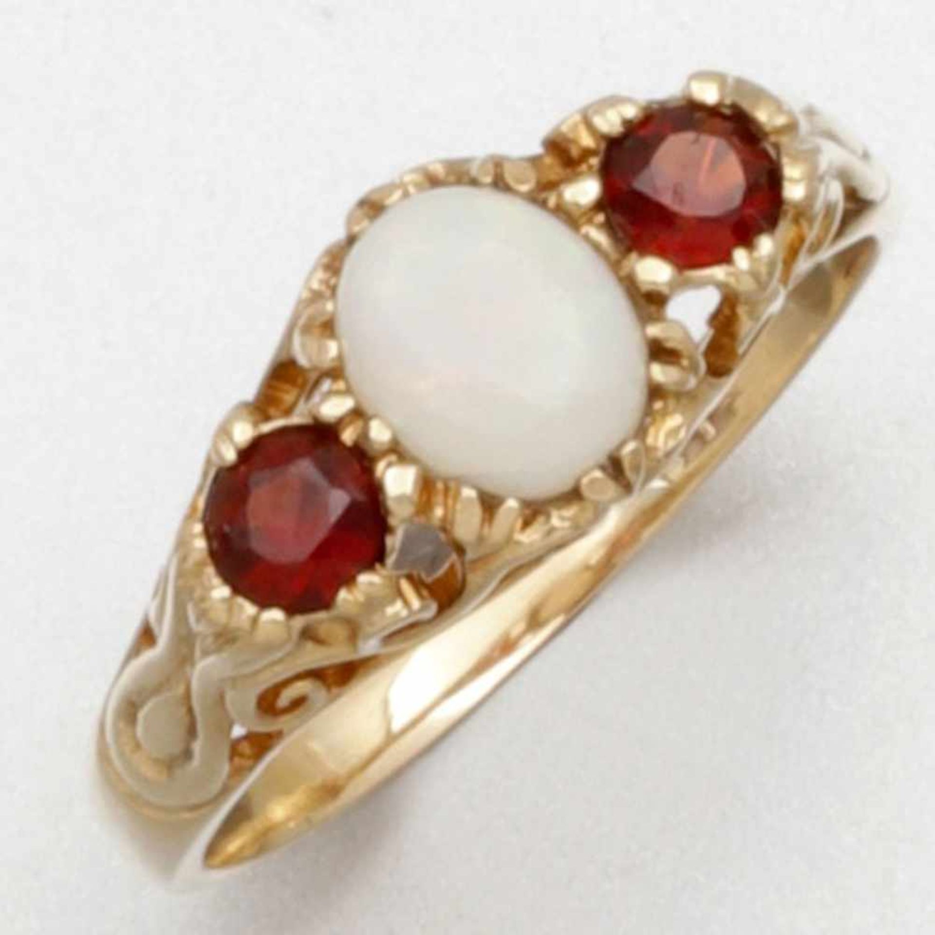 Opal-Ring mit Granaten333/- Gelbgold, ungestempelt. Gewicht: 1,9g. 1 Opal im Cabochonschliff D. 0,