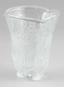 Vase- Libellenfrau - Pressglas: Farbloses Glas, z. T. mattiert. H. 14,5 cm.
