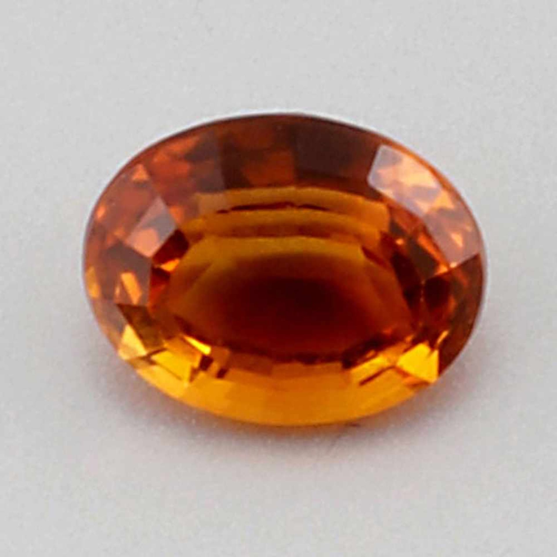 Madeira-Topas/CitrinCitrin im Ovalschliff ca. 4.84 ct. Maße: 12.29 x 10.19 x 7.29 mm. Gew.: 1,1 g.