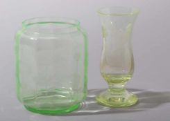 2 unterschiedliche VasenArt Déco, um 1920. - Margeriten und Art Déco Muster - Pressglas: Grüne
