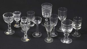 11 unterschiedliche Schnapsglas und 1 Weinglas19. Jh. / Anfang 20. Jh. Farbloses Uranglas (UV gelb).