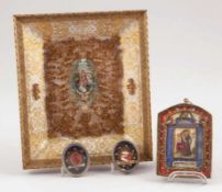 Klosterarbeit und ReliquareSüddeutsch, um 1900. Prunkvolle Klosterarbeit (24,5 x 20,5 cm) mit