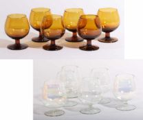6 Cognacschwenker und 6 CognacschwenkerBernsteinfarbiges Glas. H. 8,5 cm. - Farbloses Glas, davon