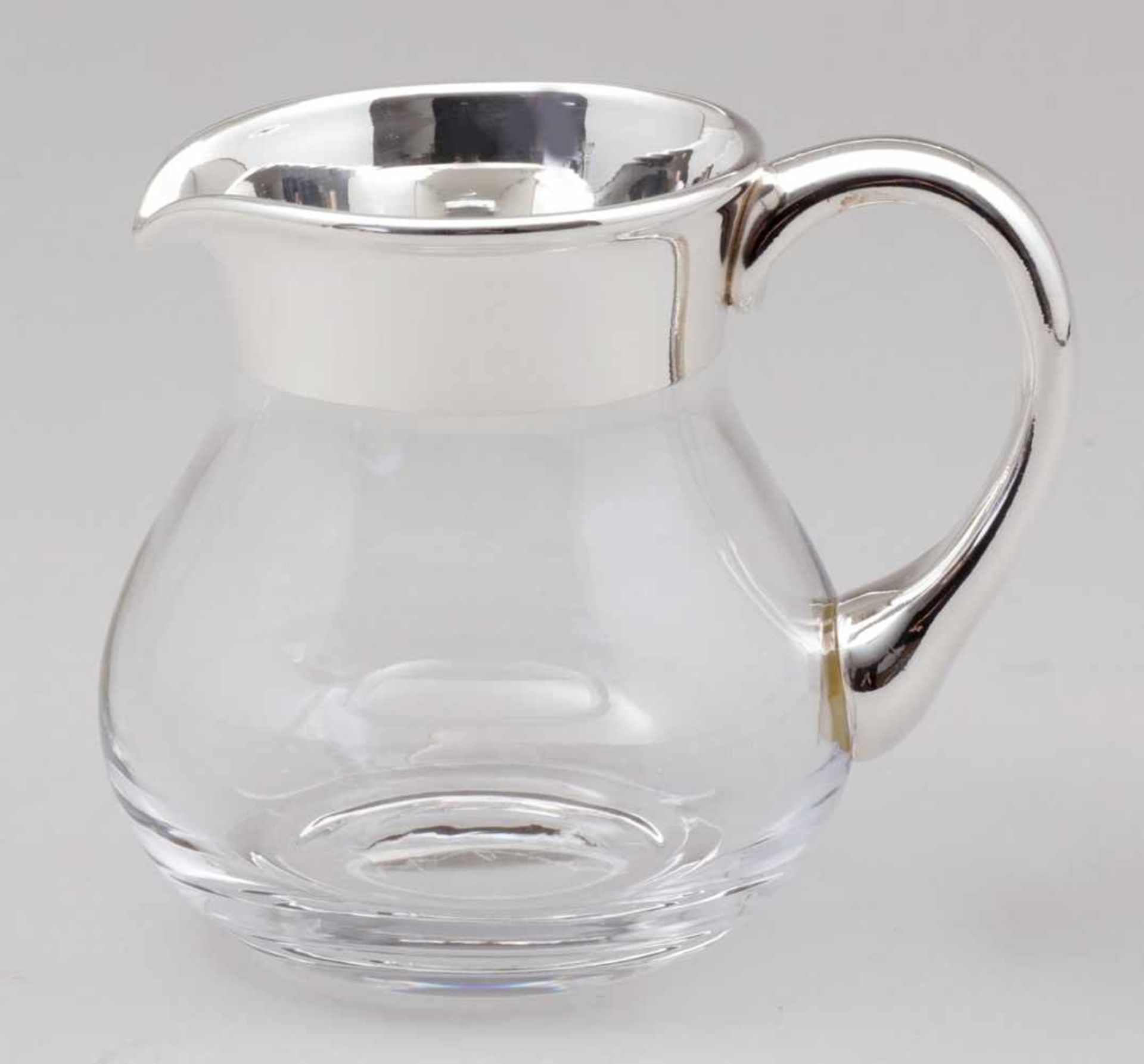 Glaskrug / Water JugGlas. Versilbert. H. 13,5 cm. 0,70 Liter. Breiter Silberrand aus Feinsilber.