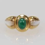 Ring mit Smaragdcabochon und Perlmutt750/- Gelbgold, gestemp. Gewicht: 6,6 g. 1 Smaragd im