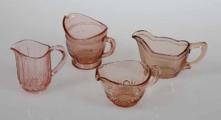 4 unterschiedliche SahnegießerArt Déco, um 1920. Pressglas. Rosafarbenes Uranglas. H. 8,5 cm. -