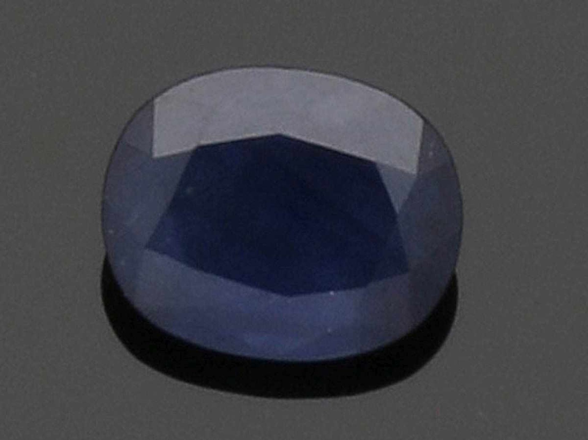 1 loser Saphir von 2,7 ct.1 blauer Saphir im ovalen Schliff von 2,70 ct. Gew.: 0,62 g. Sehr guter