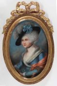 Bildnismaler des 18. Jahrhunderts- Vornehme Dame mit Hut - Pastell. 30,2 x 21 cm (oval). Zierrahmen.