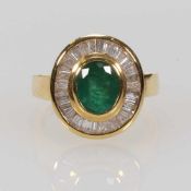 Ring mit Smaragd und Diamanten im Trapez750/- Gelbgold, gestemp. 1 Smaragd im Ovalschliff ca. 1,7