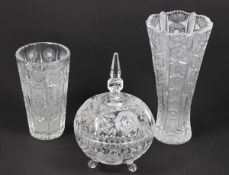 1 konische Vase Irena, 1 Deckeldose, 1 VaseVasen: Farbloses Glas. Geschliffen: Sterne zwischen