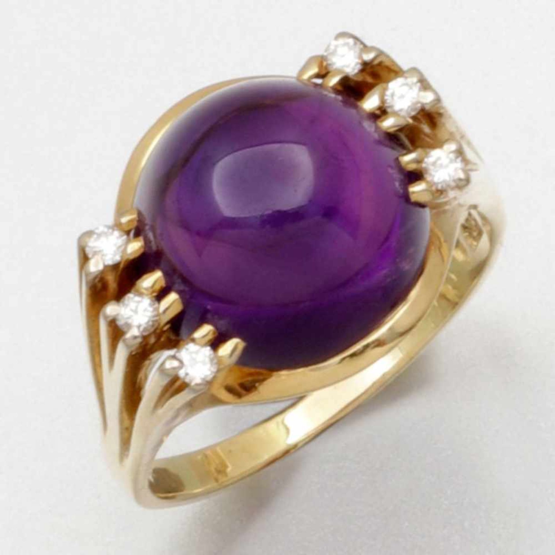 Amethyst-Ring750/- Gelbgold, gestempelt. Gewicht: 8,8g. 1 Amethyst im Cabochon-Schliff ca. 10ct. 6