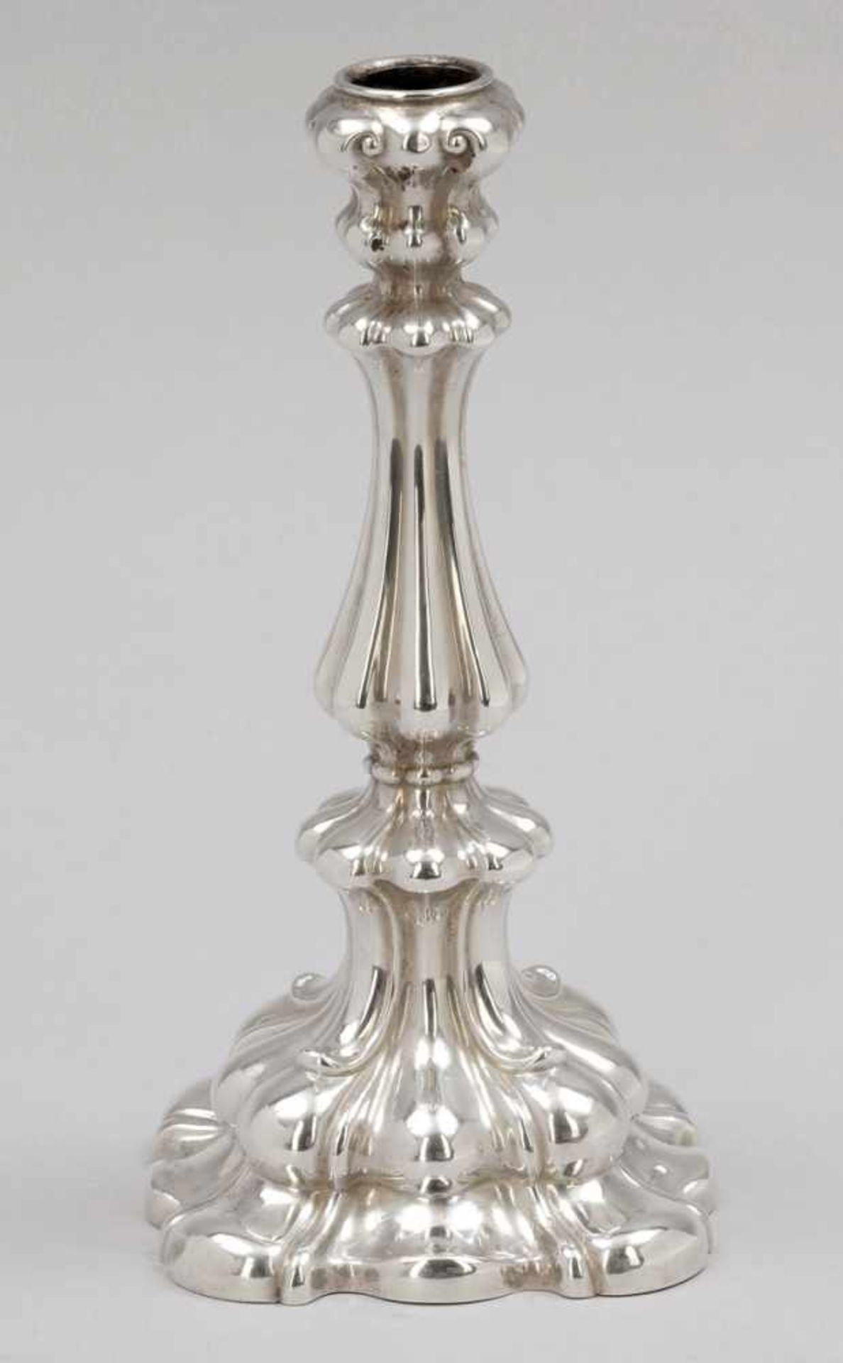 Biedermeier-Tafelleuchter / Candle StickJohann Martin Schott/Frankfurt, um 1840/50. 812,5er