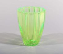 VaseArt Déco, um 1920. Dickwandiges Glas: Grünes Uranglas. H. 17 cm, D. 13,5 cm.
