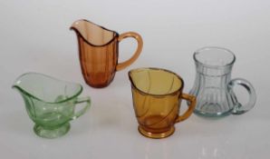 4 unterschiedliche SahnegießerArt Déco, um 1920. Pressglas: Grünes Uranglas. H. 8 cm. Pressglas: