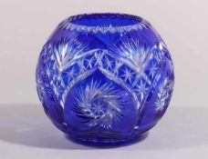 Kugelvase- Schleuderstern im Bodensegment - Farbloses Glas, blauer Überfang. Facettiert.
