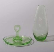 Schmuckteller mit Herz und Vase mit LöchernArt Déco, um 1920. Pressglas: Grünes Uranglas. H. 10,5