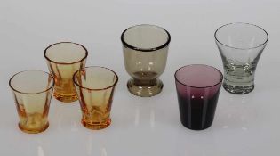 3 Schnapsgläser und 3 unterschiedliche SchnapsgläserBernsteinfarbiges Glas. Längsoptisch gerippt. H.