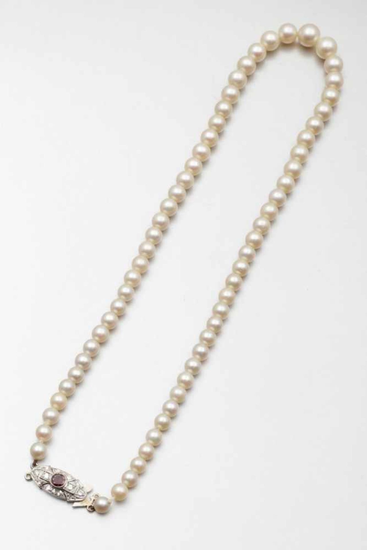 Perlen-Collier mit Brillant-Rubin-Schließe750/- Weißgold, gestempelt. Gewicht: 23,4 g. 65 Perlen (D. - Image 2 of 2