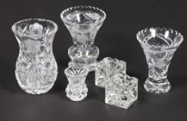 4 unterschiedliche Vasen und 2 Kerzenleuchter SternFarbloses Glas. Geschliffen. H. 14 cm, H. 12,5