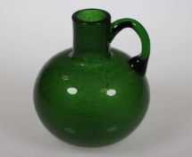 HenkelkrugGrünes, blasiges Glas mit angeschmolzenem grünem Henkel. Abriss. H. 22 cm. - Zustand: