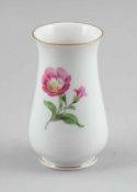 VaseStaatliche Porzellan Manufaktur, Meissen 1957-1972. - Blume - Porzellan, weiß, glasiert.