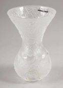 Vase - Arabesque incoloreLalique, Wingen-sur-Moder. Farbloses Glas, formgepresst, z. T. mattiert.