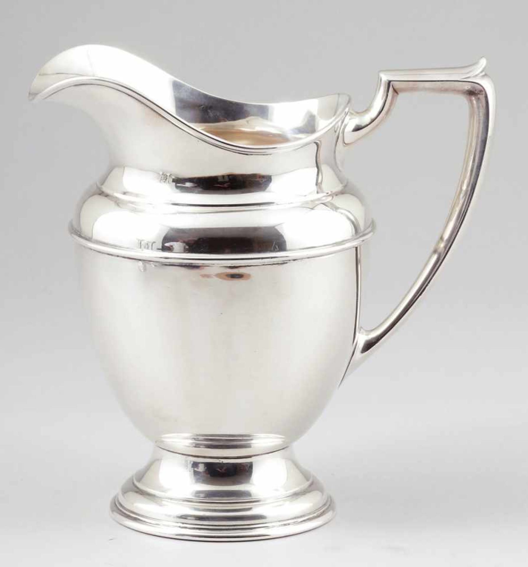 Großer WasserkrugGorham/USA 925er Silber. Punzen: Herst.-Marke, Sterling. H. 23,5 cm. Gew.: 722 g.