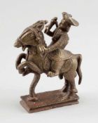Adeliger ReiterWohl Persien, um 1900. Bronze. H. 13,5 cm. - Zustand: Kl. Loch.