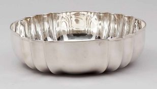 Schale800er Silber. Punzen: Herst.-Marke, 800. 8 x 26,5 x 20,5 cm. Gew.: 518 g.