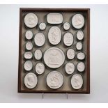 Sammlung von ModellenUm 1900. 92 Gipsmodelle für Medaillen und Plaketten. Holzkasten.