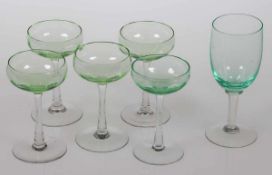 5 Likörgläser und 1 WeinglasJugendstil, um 1900. Fuß und Schaft aus farblosem Glas. Kuppa aus grünem