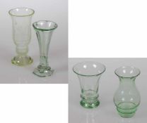 2 Vasen und 2 kleine VasenArt Déco, um 1920 und Jugendstil, um 1900. Hellgelbes Uranglas.