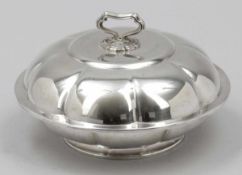 Deckelterrine im Barock-Stil800er Silber. Punzen: Herst.-Marke, 800. D. 20,5 cm. Gew.: 672 g. Best.