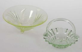 Schale und HenkelkörbchenArt Déco, um 1920. Pressglas: Hellgrünes Uranglas. H. 6,5 cm, D. 18 cm. -