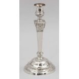 Empire-Kerzenleuchter / Candle StickUm 1820/40. 812,5er Silber. Punzen: Herst.-Mark, 13. H. 28 cm.