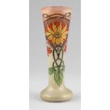 Vase - SonnenblumeArt Déco, um 1925. Farbloses Glas. Außen mit grünen und roten
