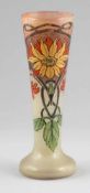 Vase - SonnenblumeArt Déco, um 1925. Farbloses Glas. Außen mit grünen und roten