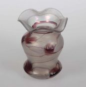 Vase mit gewelltem RandGlasmanufaktur Poschinger, Frauenau. Farbloses Glas, mit aufgelegten