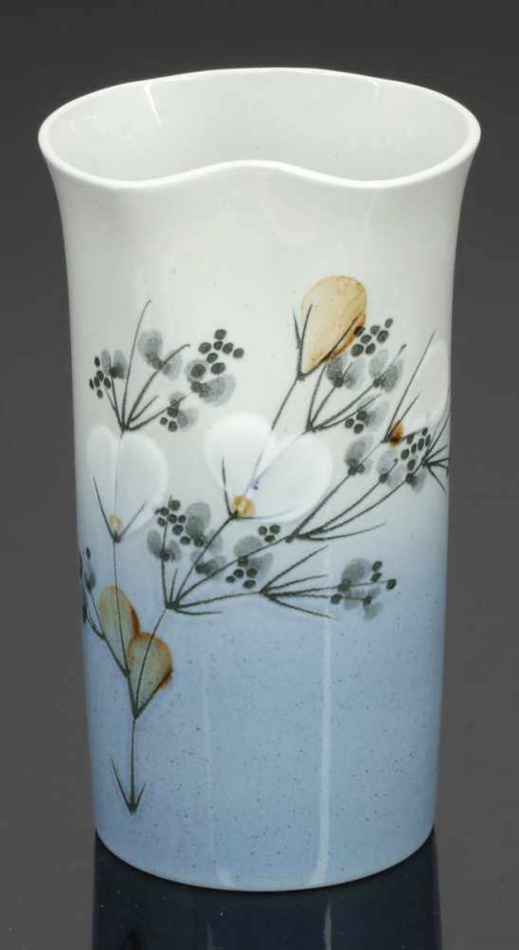 Vase mit Blütenzweig - CelesteKönigliche Porzellanmanufaktur, Kopenhagen 1980-1984. Keramik,