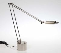 Schreibtischlampe Modell StellaArt Line. Entwurf: W. H. Kanbach. Metall, verchromt. H. 52/92,5 cm. -