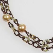 Modernes Collier mit Hämatiten, grünem Granat und australischen Perlen6 australische Perlen (D. 1,35