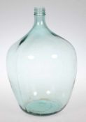 Vorratsflasche mit SchraubgewindeHellgrünes Glas. Auf dem Gewinde bez.: 12: G 20. H. 48,5 cm.