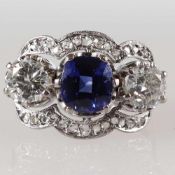 Kornblumenblauer Saphir-Ring mit Diamanten585/- WG, gestempelt. Gewicht: 7,2 g. 1 synthetischer