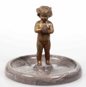 Schale mit MädchenfigurMarmorschale. D. 24,5 cm. Bronzefigur. H. 19 cm. Badendes Mädchen mit