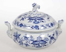 Runde DeckelterrineStaatliche Porzellan Manufaktur, Meissen 1972-1980. - Zwiebelmuster -