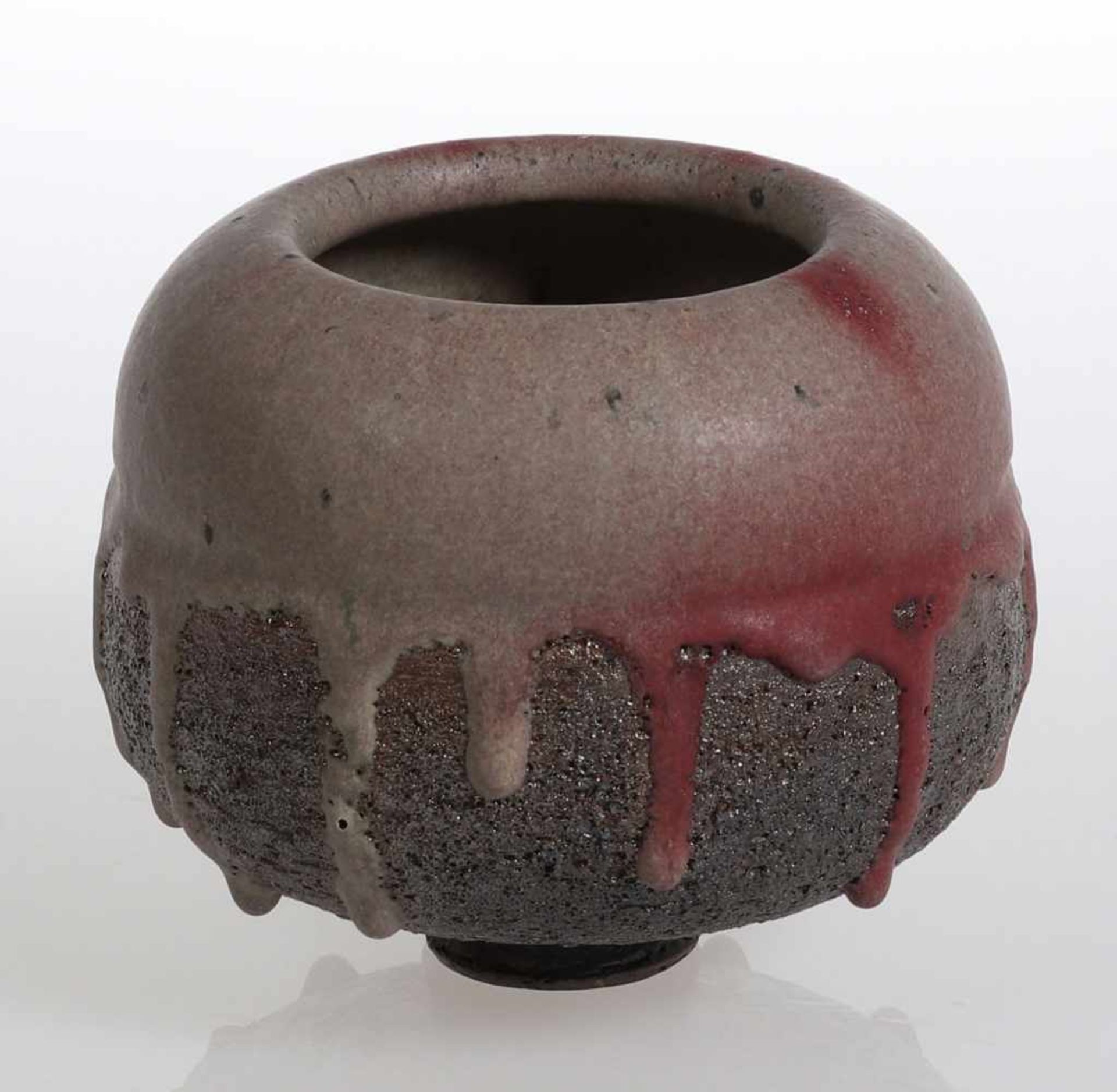 Raku SchaleJimmy Clark, USA. Keramik, grauer Scherben. Rot-braune Laufglasur. Im unteren Bereich