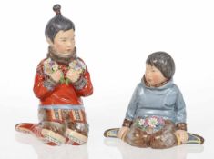 2 Trachtenfiguren - Mädchen und Junge aus Grönland mit plastischen BlumenstraußKönigliche